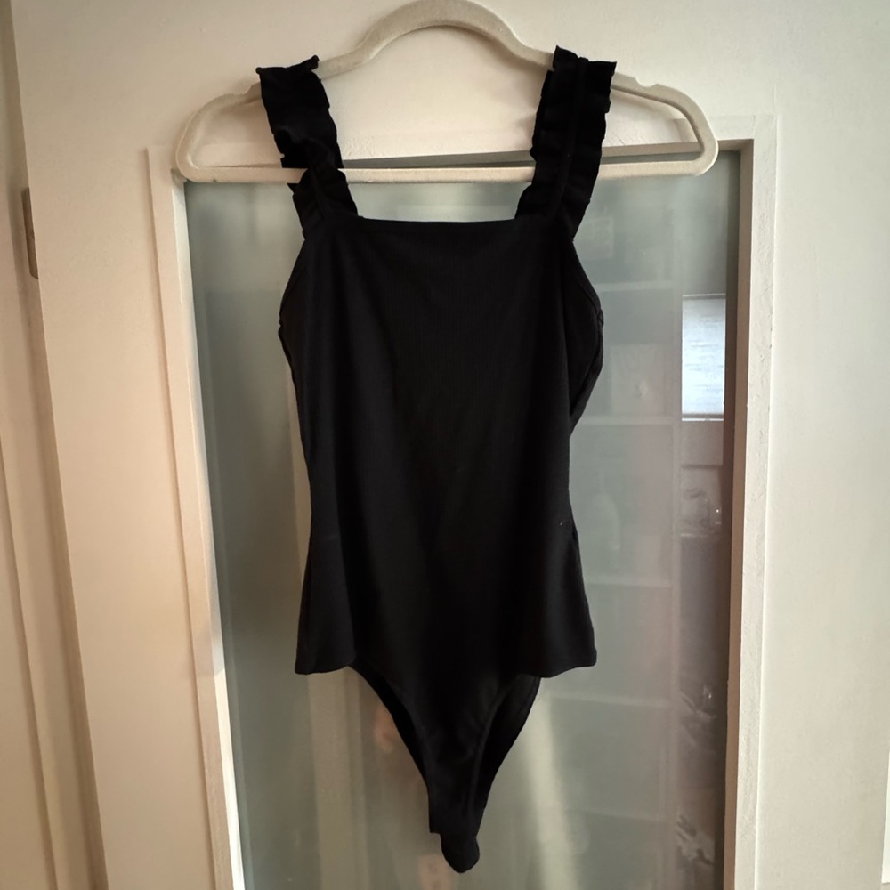 Le Lis ruffle sleeve black bodysuit size small